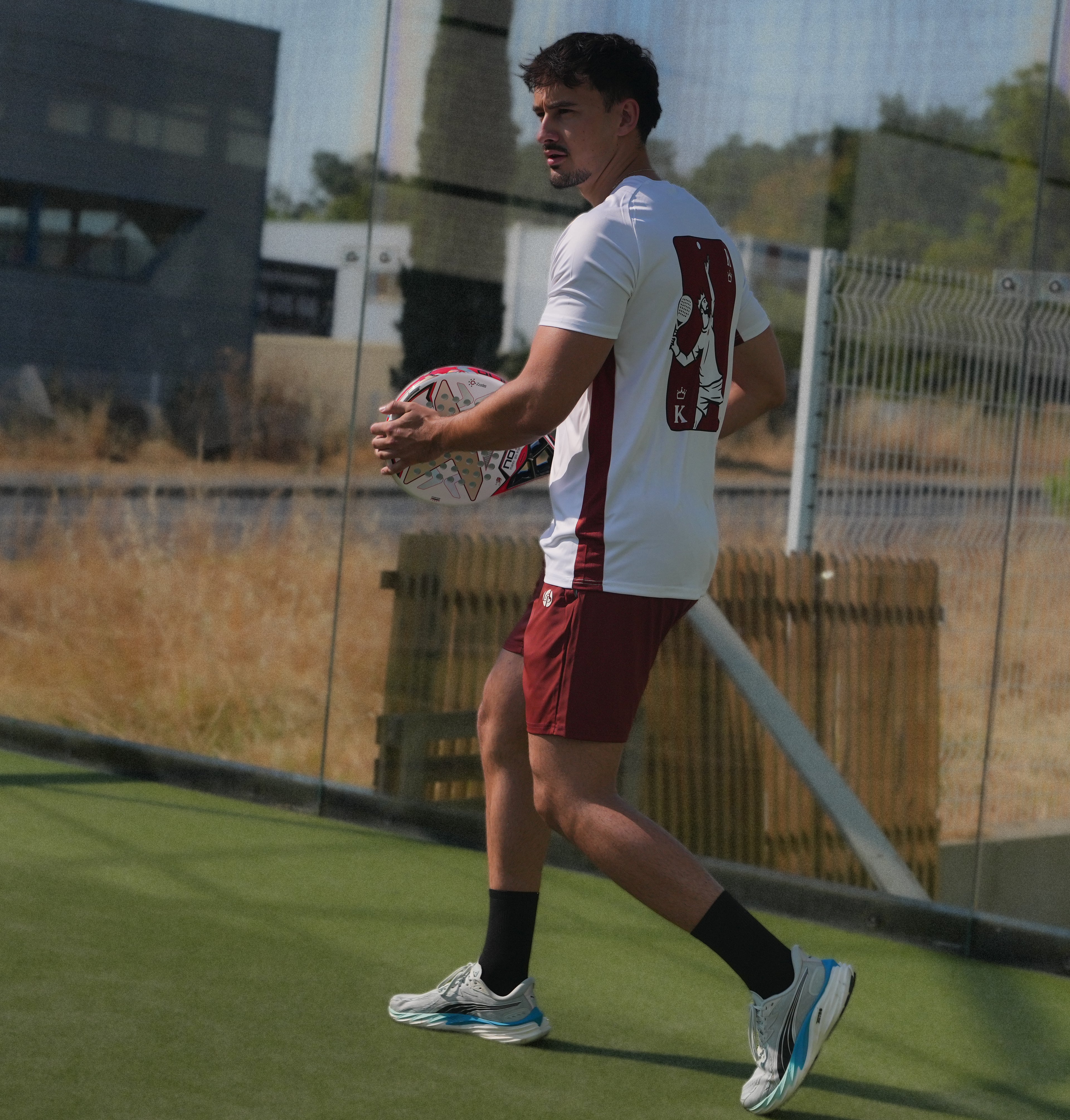 Short technique padel homme KING Terracotta porté en ensemble  – L'Atout Padel