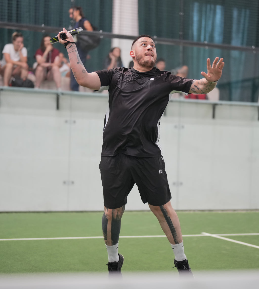 Short technique padel homme KING Noir porté en ensemble – L'Atout Padel