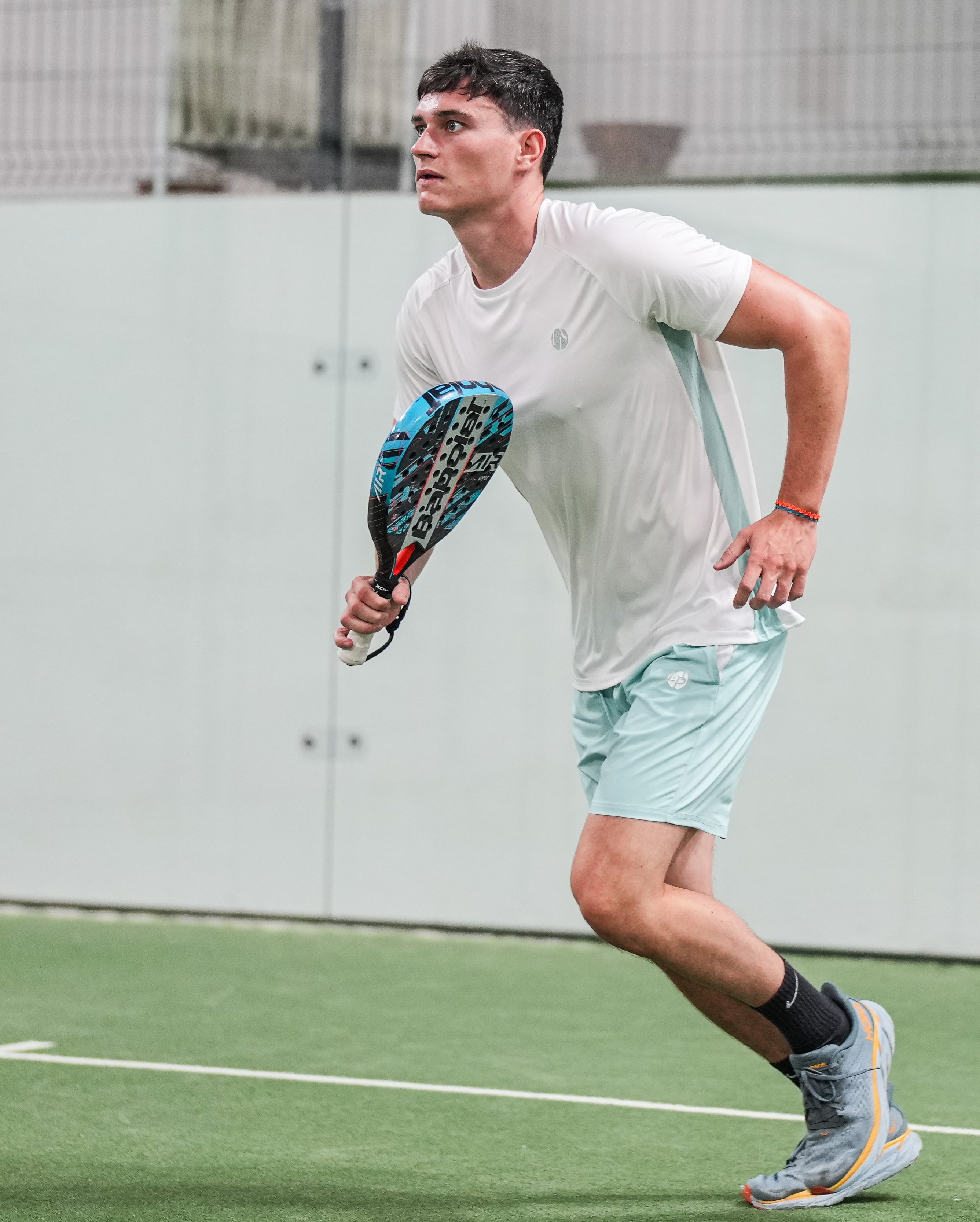 Short technique padel homme KING Vert Sauge porté en ensemble – L'Atout Padel